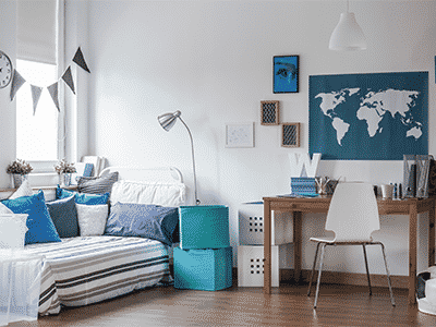 chambre coloré d’adolescent avec un bureau et un canapé lit